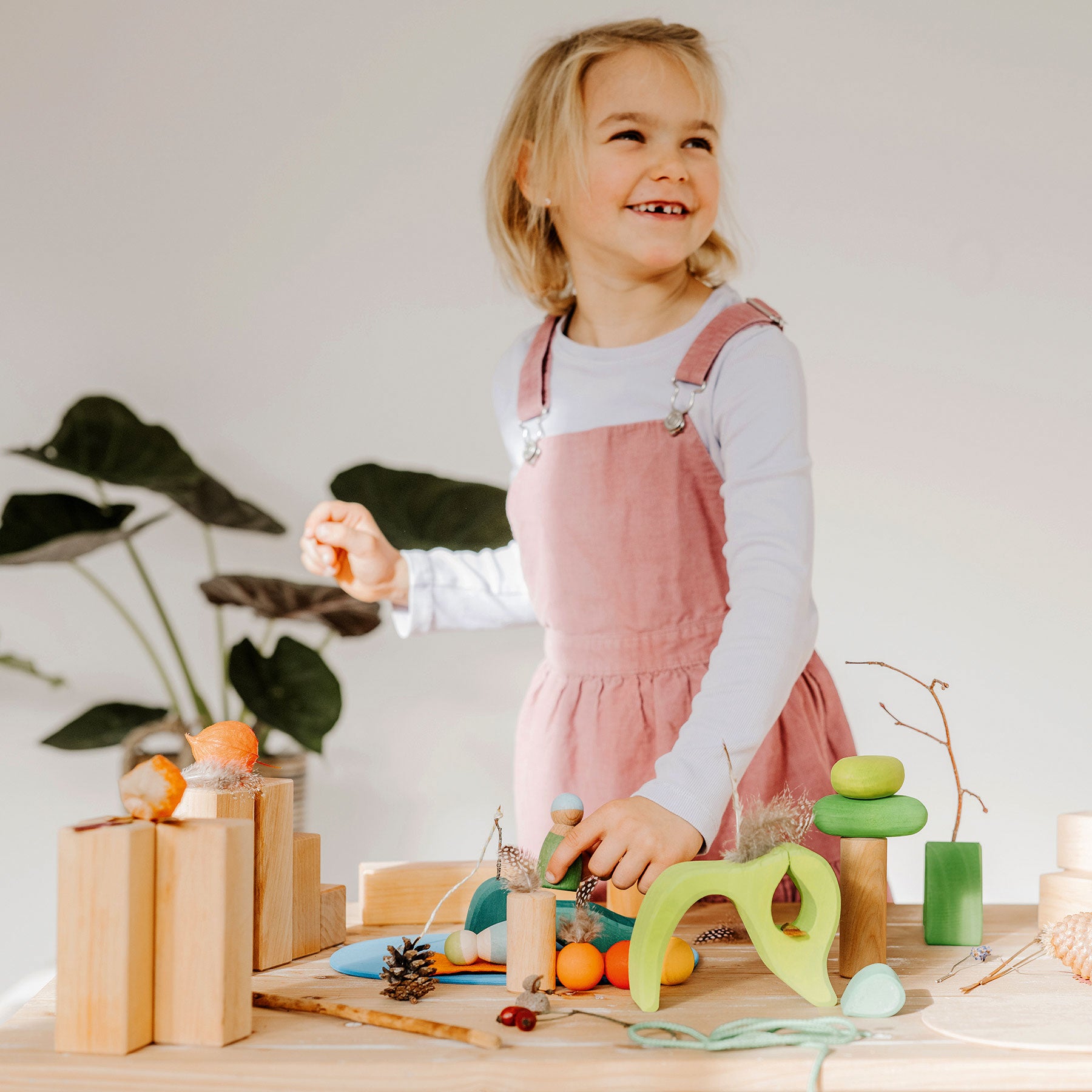 Set joc small world din lemn cu căsuță și accesorii, Small World Play in the Woods – Grimms