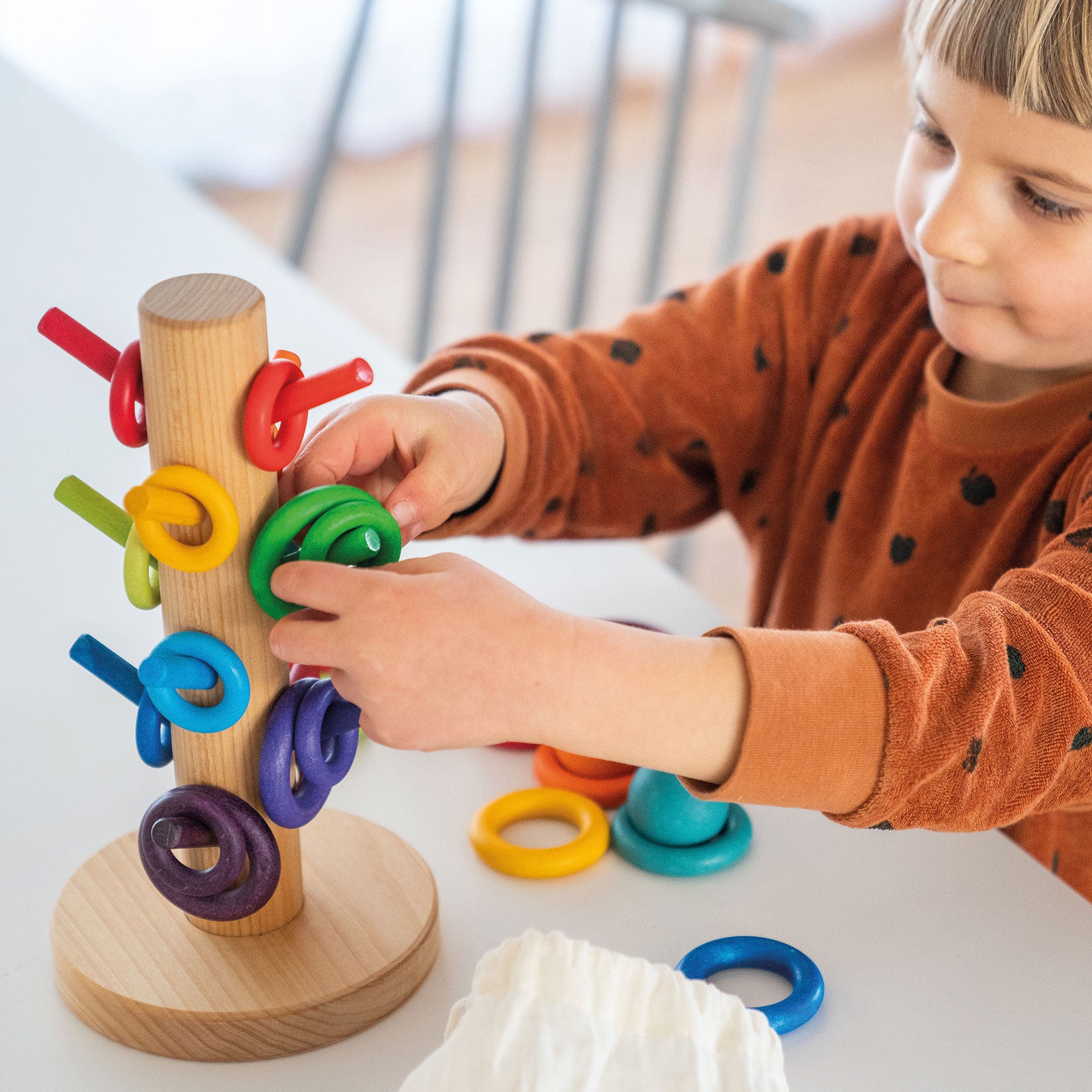 Suport de sortare cu 12 tije colorate din lemn, Sorting Helper Building Rings Rainbow – Grimms