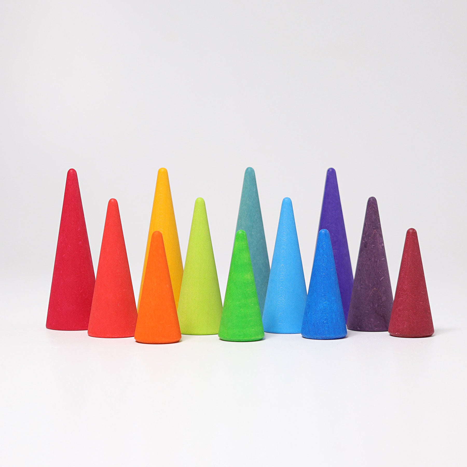 Set 12 conuri din lemn colorate, Rainbow Forest – Grimms