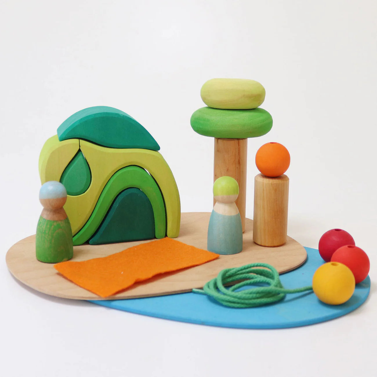 Set joc small world din lemn cu căsuță și accesorii, Small World Play in the Woods – Grimms